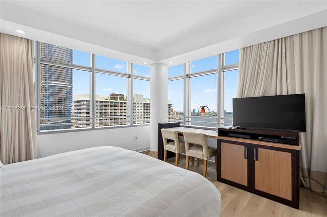 Building Photo - 1395 Brickell Ave