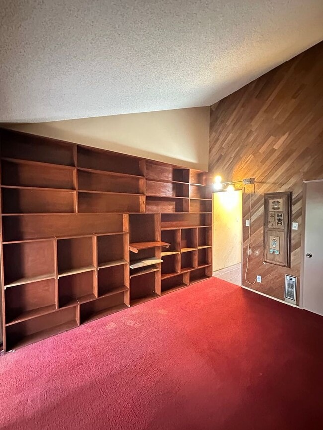 Building Photo - Long Beach 2 bed 2 bath - 2 Car Gar - Gated Community - Great Amenities!