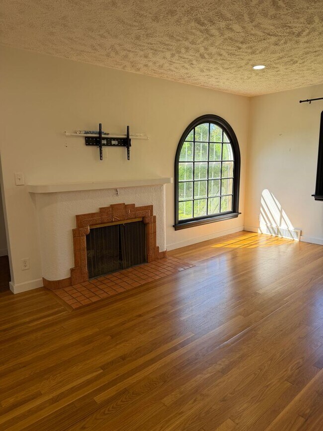 Building Photo - 5 Bedroom 3 Bathroom Southhill Home for Rent