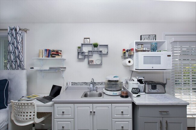 Building Photo - Spacious 4BD/4BA Home with Private Studio, located in the desirable Ferry St Bridge area!