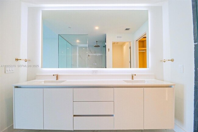 Building Photo - 700 NE 24th St