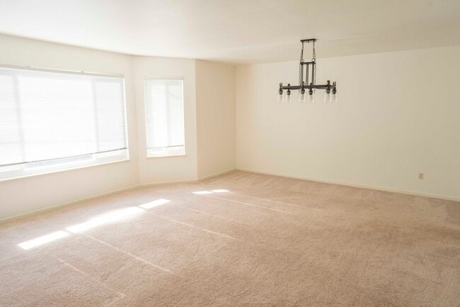 Building Photo - Mid-floor Flat in a duplex located in the Inner Richmond / Laurel Heights.