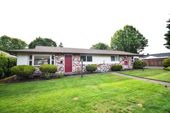 Building Photo - Bright and Spacious 2 Bed 1 Bath APT in NE...