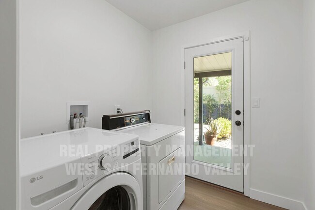 Building Photo - Stunning 3bd Home with Private Outdoor Oasis