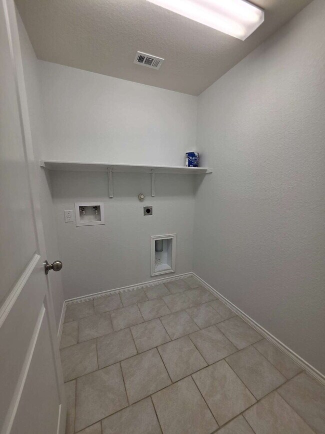 Building Photo - Ready Now – Freshly Painted & Move-In Ready!