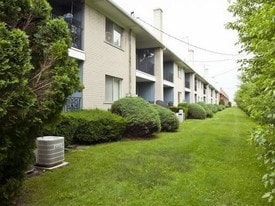 Builidng Exterior - Georgetown Manor Apartments
