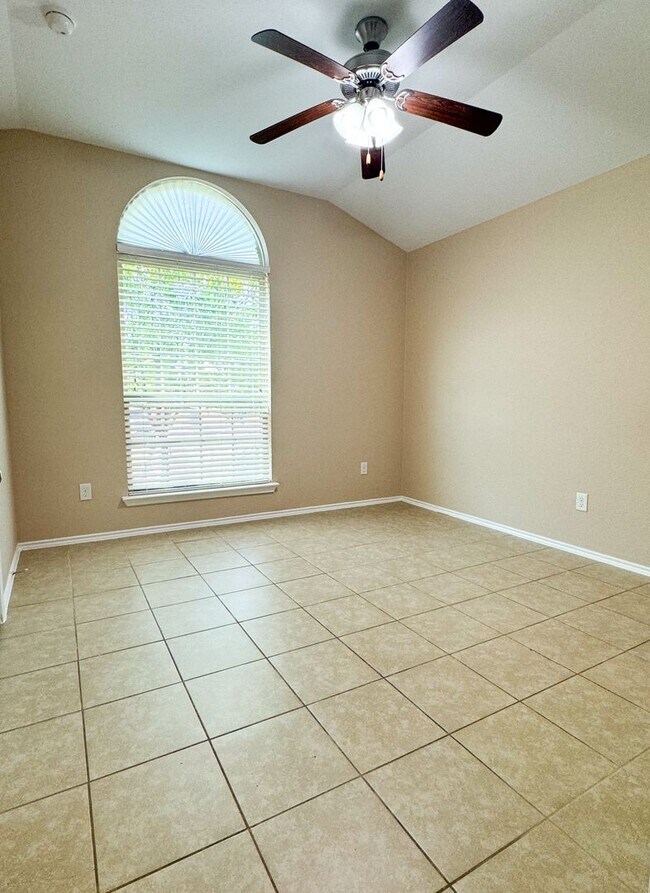 Building Photo - Perfect location! 4/2 home!