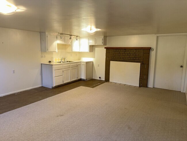 Building Photo - 2000+ sf home is in a great location, pet ...