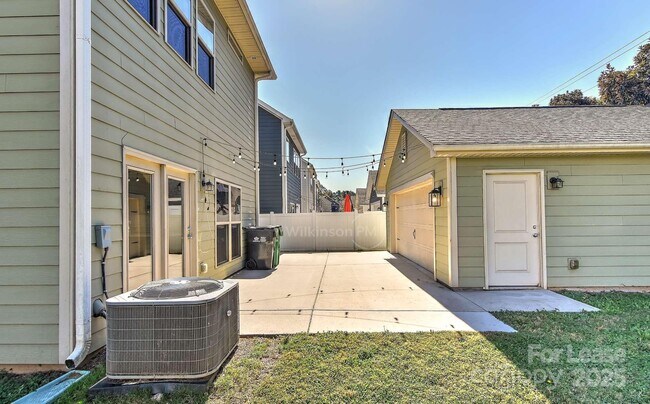 Building Photo - 8765 Aspinwall Dr