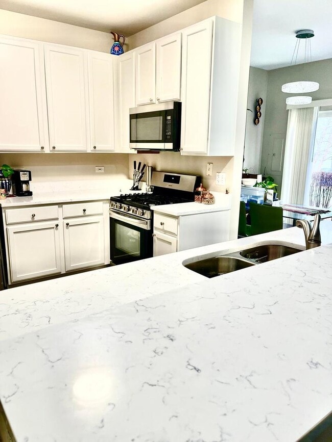 Building Photo - 680 Meadowridge Dr