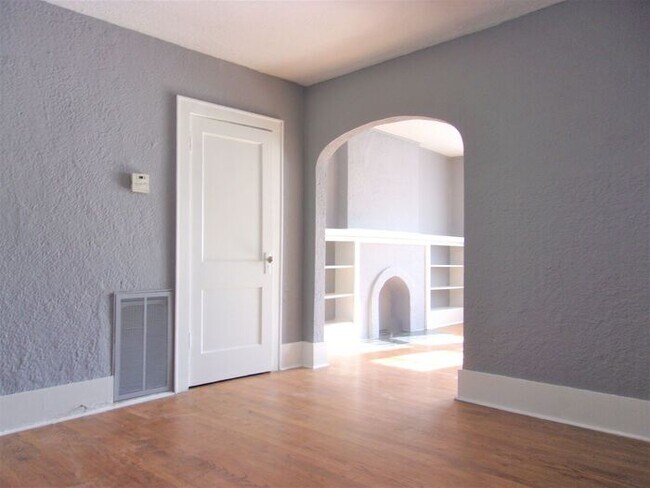 Building Photo - 1 BED 1 BATH 1 CAR DETACHED GARAGE CRESTWO...
