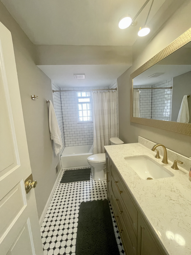 Upstairs Bathroom - 5717 Adelphi St