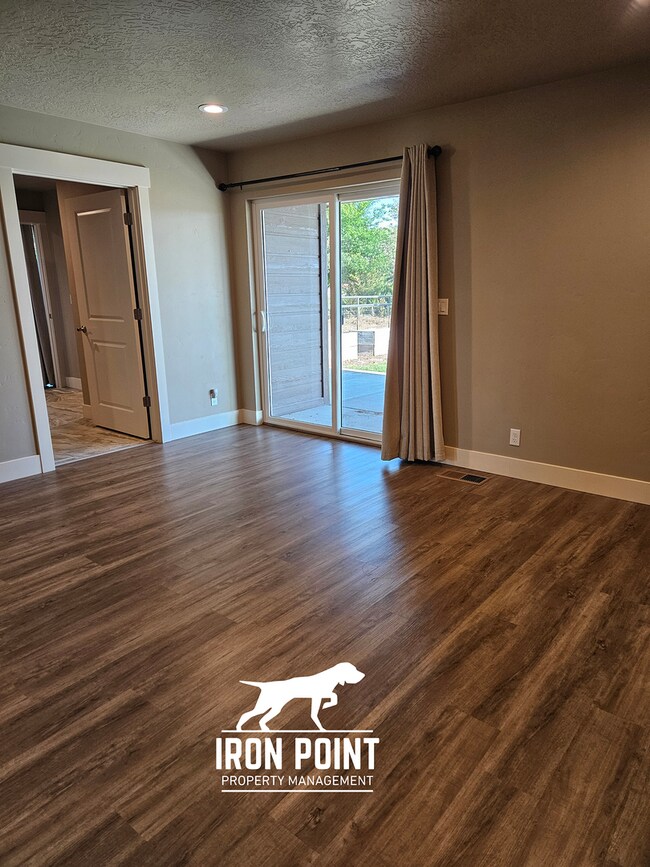 Building Photo - 2bed/1bath w/2 car garage & all appliances included.