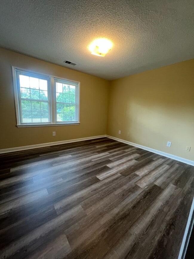 Building Photo - Renovated Townhouse