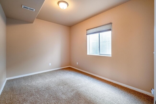 Building Photo - 5-bedroom, 3-bathroom home located in Windsor, CO.