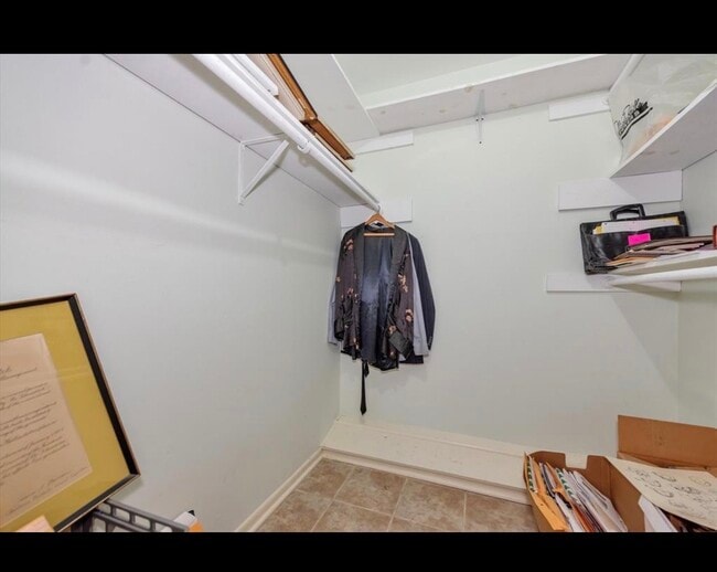 Building Photo - 10122 Shadow Wood Dr