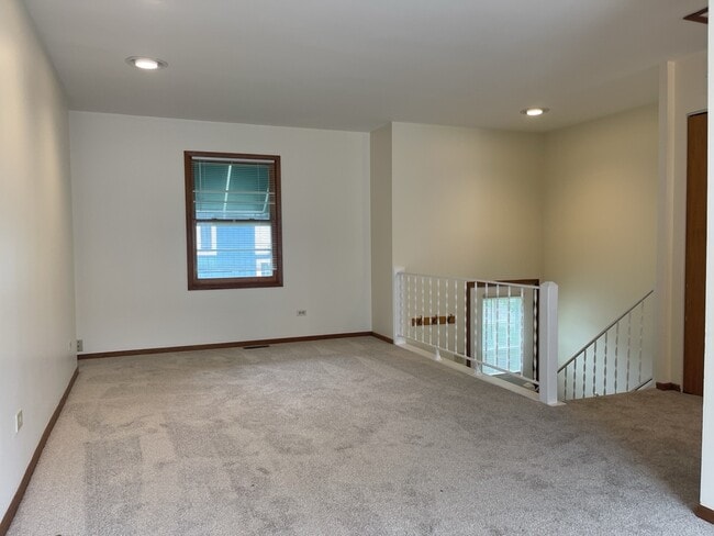 Building Photo - 350 College St