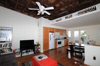 Building Photo - SPacious 2bd 2bath unit with backyard available in brewerytown