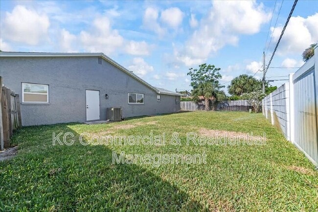 Building Photo - 484 Greenway Ave