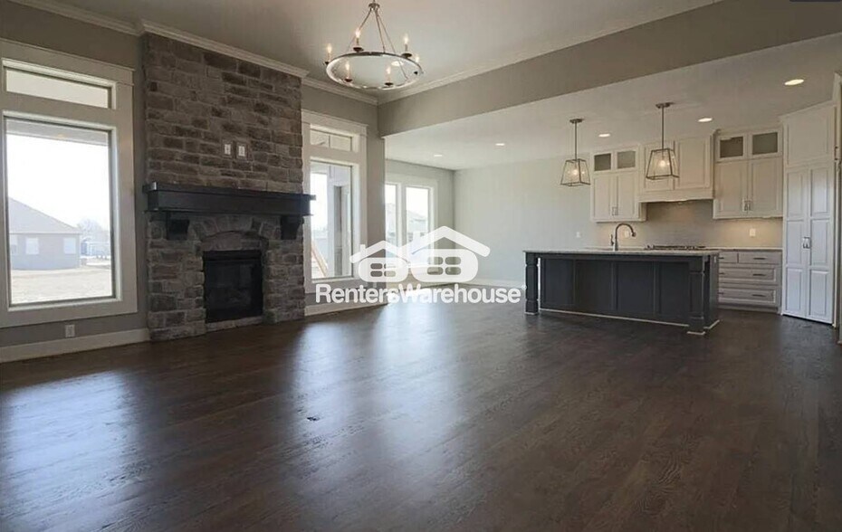 Building Photo - 548 SE Colonial Dr