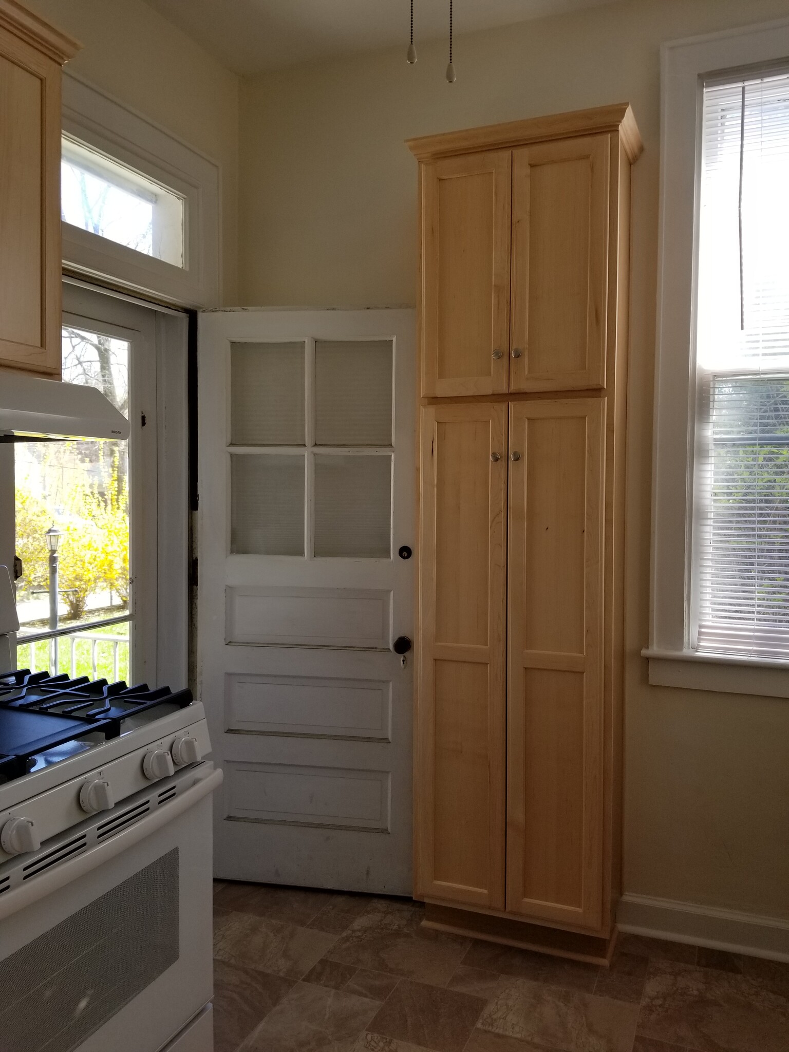 Kitchen - 137 W Hubbard Ave