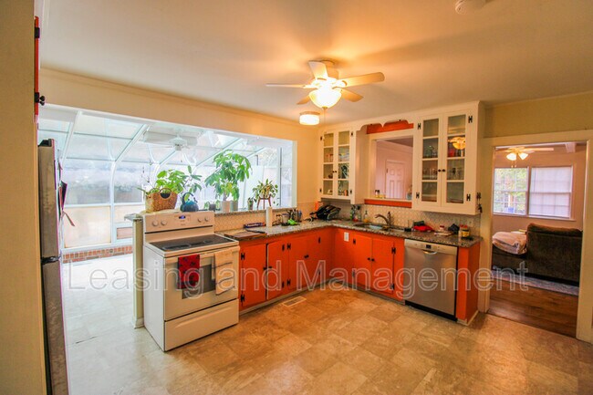 Building Photo - 1709 Mulmar St