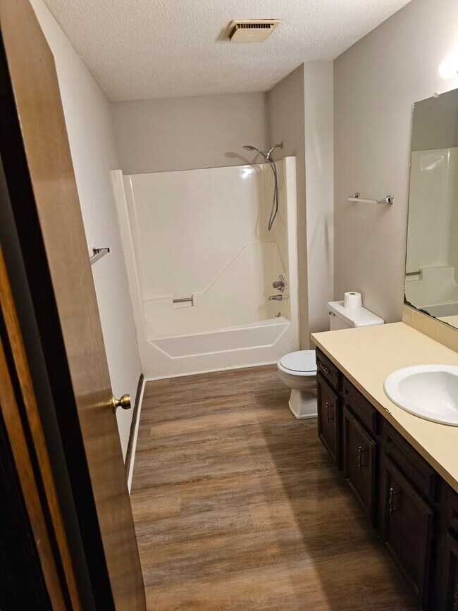 Building Photo - ****1/2 off first full of month of rent ****