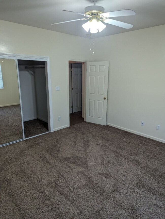 Building Photo - 3 Bedroom House