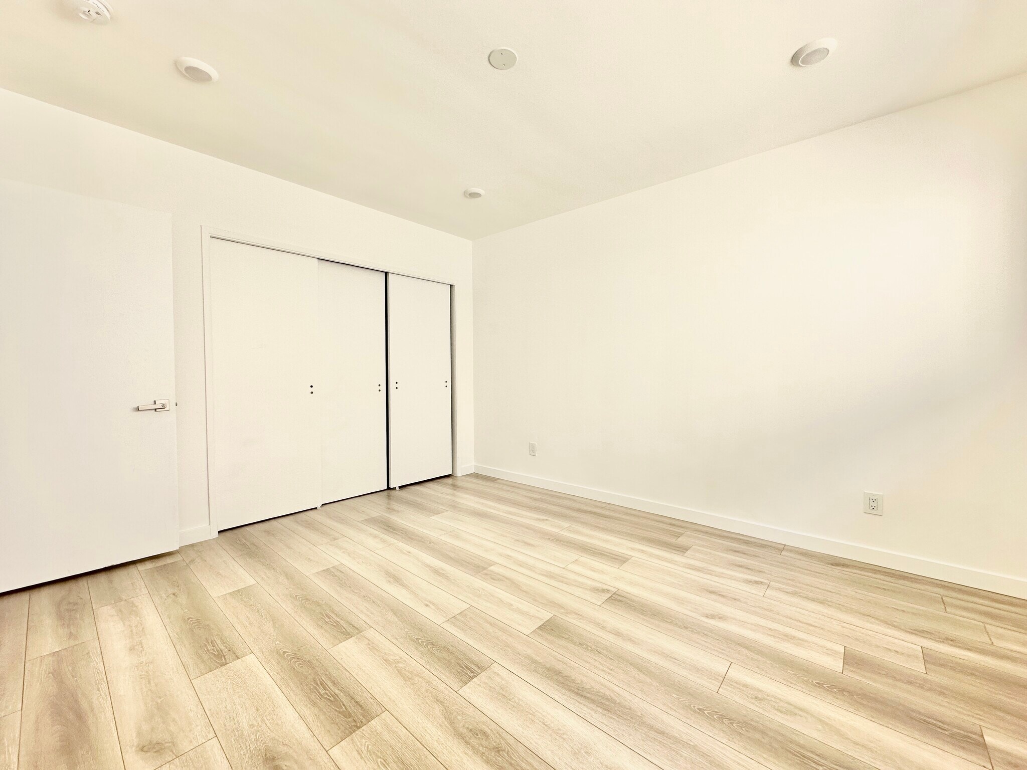 Building Photo - 318 S Mariposa Ave