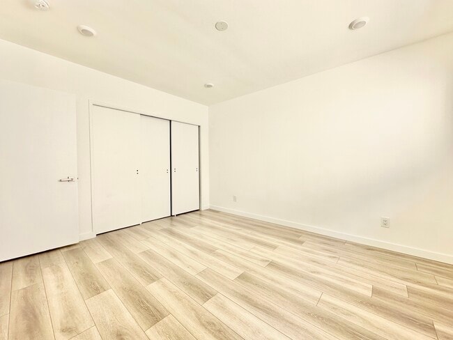 Building Photo - 318 S Mariposa Ave