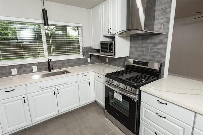 Building Photo - 10937 Greenwillow Dr