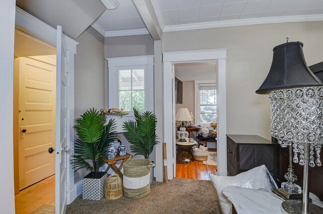 Building Photo - Beautiful Older home renovated for todays ...
