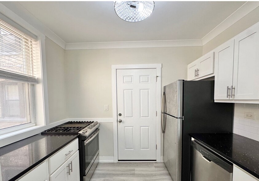 Building Photo - 1425 W Hutchinson St