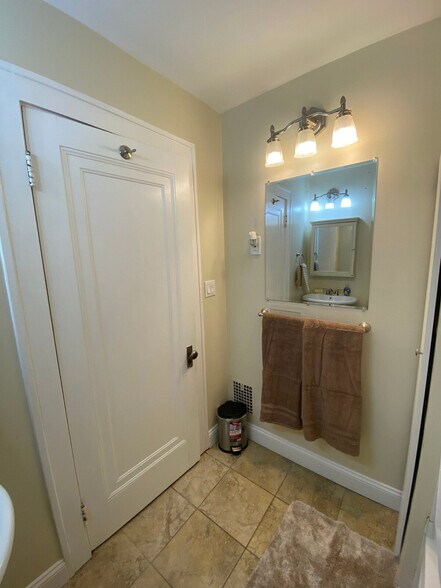 Building Photo - 2334 Noble Rd