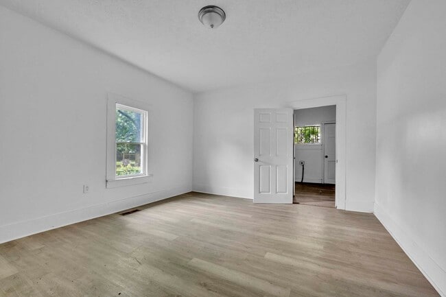 Building Photo - 848 42nd Pl N