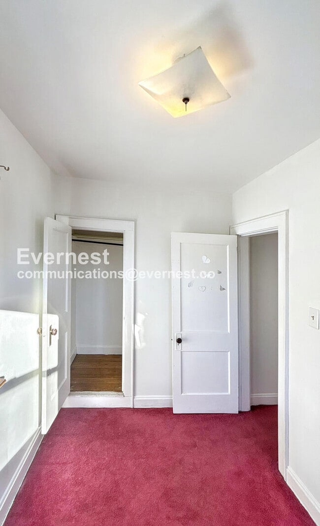 Building Photo - 3 Bed /1 Bath Townhome / Pet-Friendly / Vouchers Accepted / Available Now!