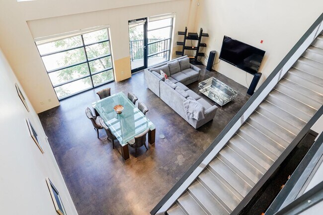 Building Photo - Fully Furnished Mid-Term 2-Level Condo | 1,549 Sq Ft | Private Parking | Shared Living