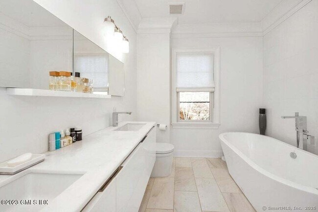 Building Photo - 1 Home Pl