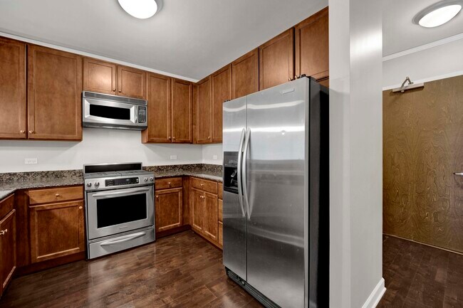Building Photo - 450 E Waterside Dr