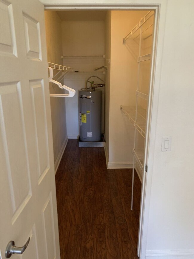 Building Photo - Beautiful one bedroom first floor condo!