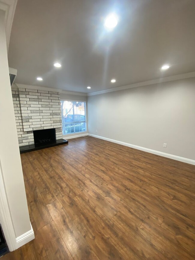 Building Photo - Luxurious 3 Bedroom Cypress Townhouse for ...