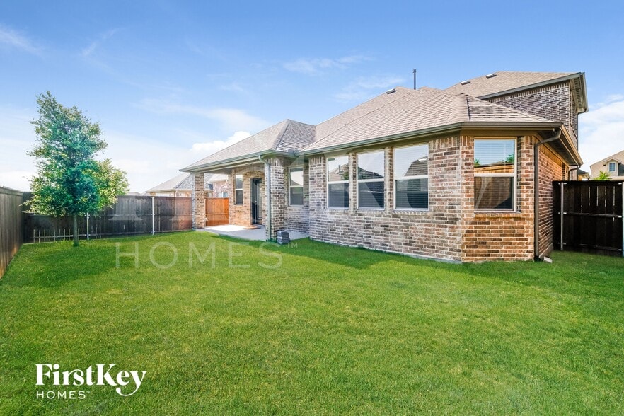 Building Photo - 705 Bluebird Way