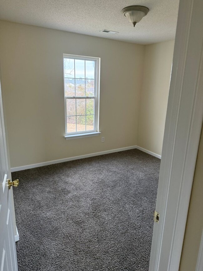 Building Photo - Stunning Country Home