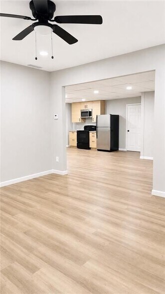 Building Photo - 202 Oakwood Cir