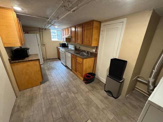 Building Photo - Gorgeous Home in Great Neighborhood! License #2024-BFN-0001552