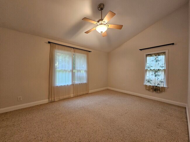 Building Photo - 492 Hemlock Dr