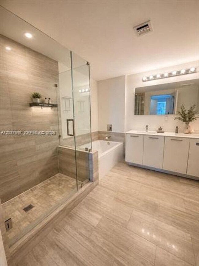 Building Photo - 1300 Brickell Bay Dr