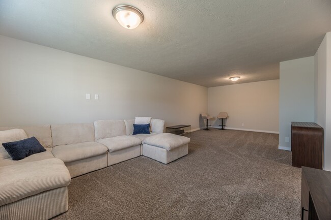 Building Photo - Open-Concept 3-Bedroom with Corner Lot Vie...