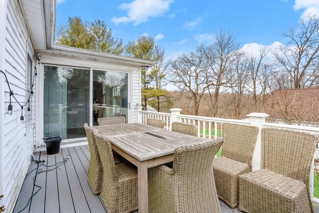 Building Photo - 339 Round Hill Rd