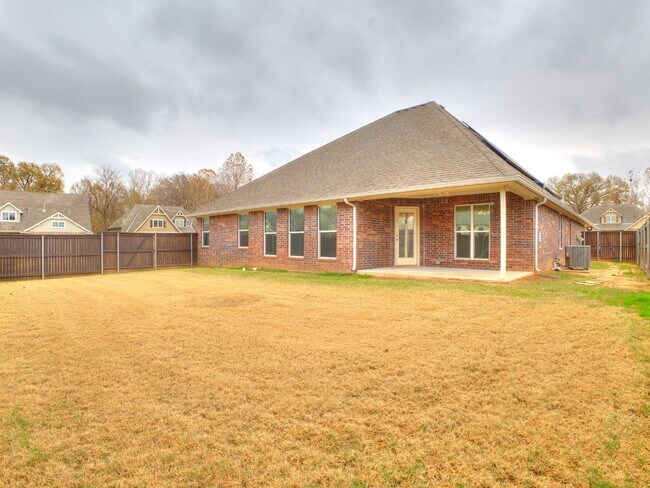 Building Photo - 2606 W Baton Rouge Pl